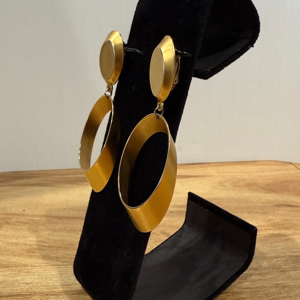 Vintage Gold Tone Oval Drop Clip On Earrings - Picture 2 of 7